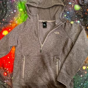 Light purple Northface sweater. Excellent condition!